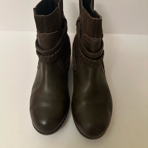UGG Krewe ankle boots size 7 - Picture 2 of 8